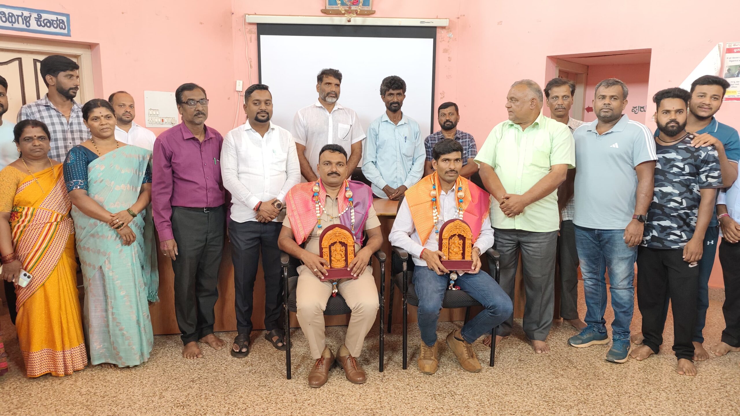 FAREWELL CEREMONY: ವರ್ಗಾವಣೆಯಾದ ಅಧಿಕಾರಿಗಳಿಗೆ ಅಮೃತ ಗ್ರಾಪಂ ವತಿಯಿಂದ ಬೀಳ್ಕೊಡುಗೆ…