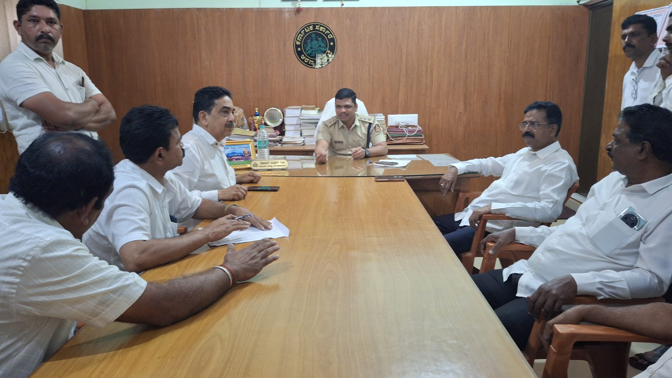 HARATHALU HALAPPA:   ಬಡ ಕುಟುಂಬಗಳನ್ನು ಬೀದಿಗೆ ತರುವ ಕೆಲಸವನ್ನು ಅರಣ್ಯ ಇಲಾಖೆ ಅಧಿಕಾರಿಗಳು ಮಾಡಿದ್ದಾರೆ: ಹರತಾಳು ಹಾಲಪ್ಪ…