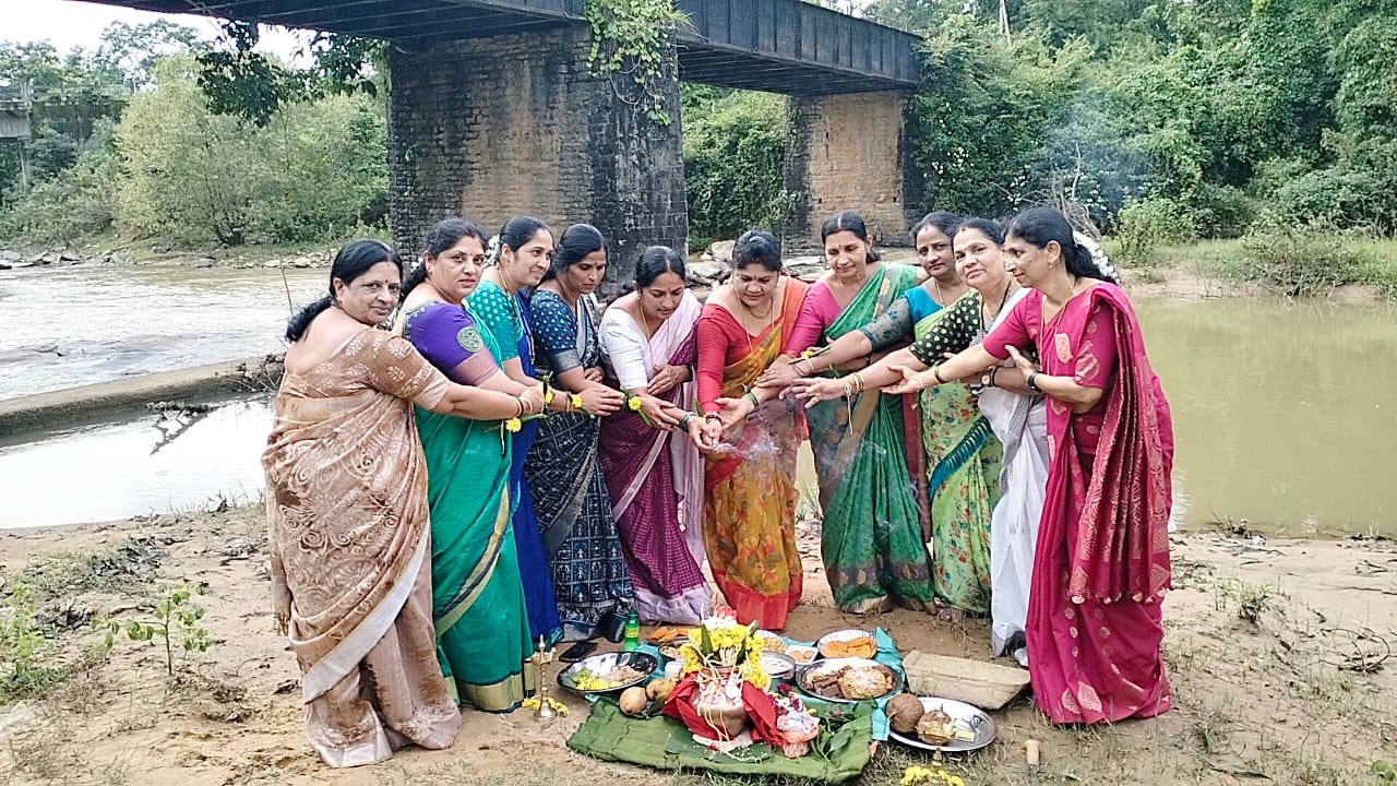 RIPPONPET NEWS: ಕಾಲಭೈರವೇಶ್ವರ ಮಹಿಳಾ ಸಂಘದಿಂದ ಶರ್ಮಿನ್ಯಾವತಿ ನದಿಗೆ ಬಾಗಿನ ಅರ್ಪಣೆ..