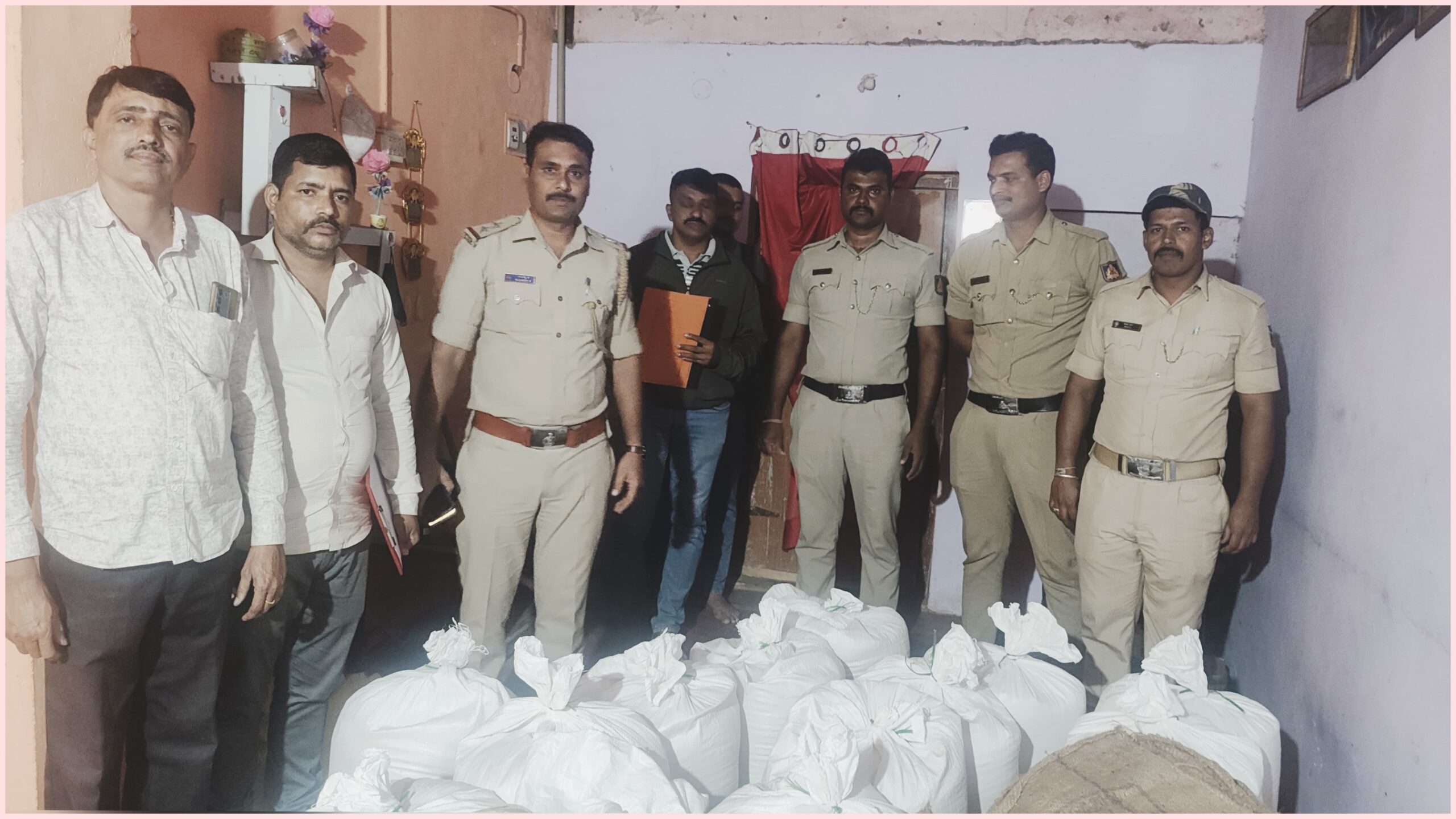 PADITHARA AKKI:&nbsp;&nbsp;&nbsp;&nbsp;&nbsp;&nbsp;&nbsp;&nbsp; ಅಕ್ರಮ ಪಡಿತರಾ ಅಕ್ಕಿ ದಾಸ್ತಾನು..8 ಕ್ವಿಂಟಲ್ ಅಕ್ಕಿ ವಶ ಓರ್ವನ ಬಂಧನ..