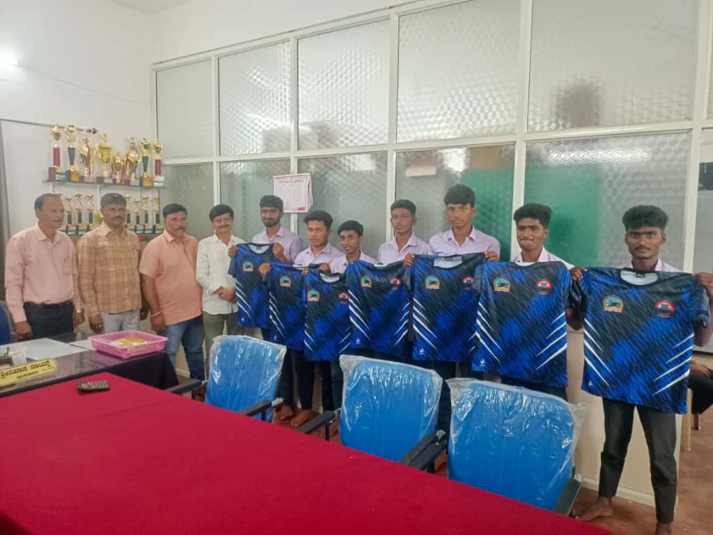 SPORTS UNIFORM: ರಾಜ್ಯಮಟ್ಟಕ್ಕೆ ಆಯ್ಕೆಯಾದ ಕ್ರೀಡಾಪಟುಗಳಿಗೆ ಉದ್ಯಮಿ ನವೀನ್ ರಿಂದ ಸಮವಸ್ತ್ರ ಕೊಡುಗೆ…
