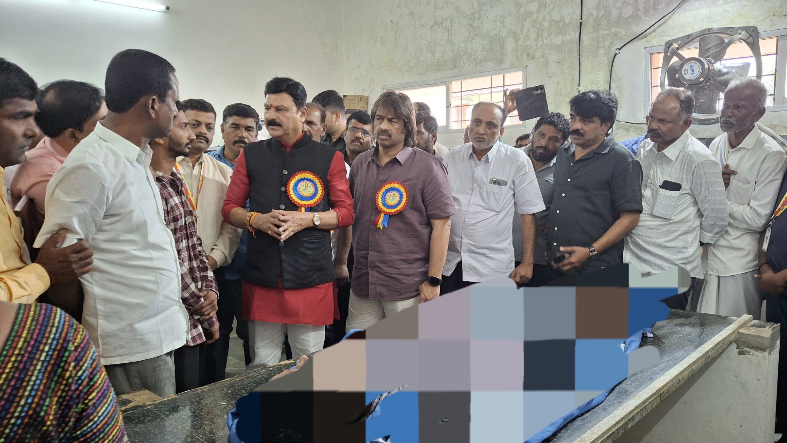 DEATH NEWS:ವಿದ್ಯುತ್ ಸ್ಪರ್ಶಿಸಿ ರೈತ ಸ್ಥಳದಲ್ಲೇ ಮತ್ತೋರ್ವ ಗಂಭೀರ..ಆಸ್ಪತ್ರೆಗೆ ಭೇಟಿ ನೀಡಿ ಮೃತ ರೈತನ ಕುಟುಂಬಸ್ಥರಿಗೆ ಸಚಿವ ಹಾಗೂ ಶಾಸಕರಿಂದ ಸಾಂತ್ವನ..