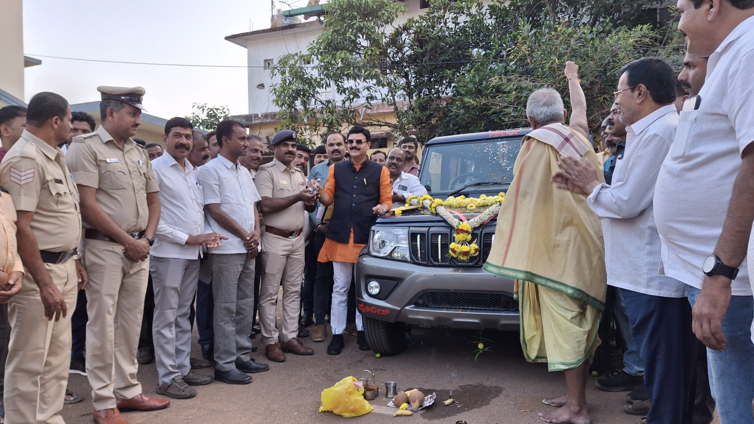 BOLERO JEEP:ಪೊಲೀಸ್ ಇಲಾಖೆಗೆ ಶಾಸಕರಿಂದ ಬೊಲೆರೋ ಜೀಪ್ ಹಸ್ತಾಂತರ.