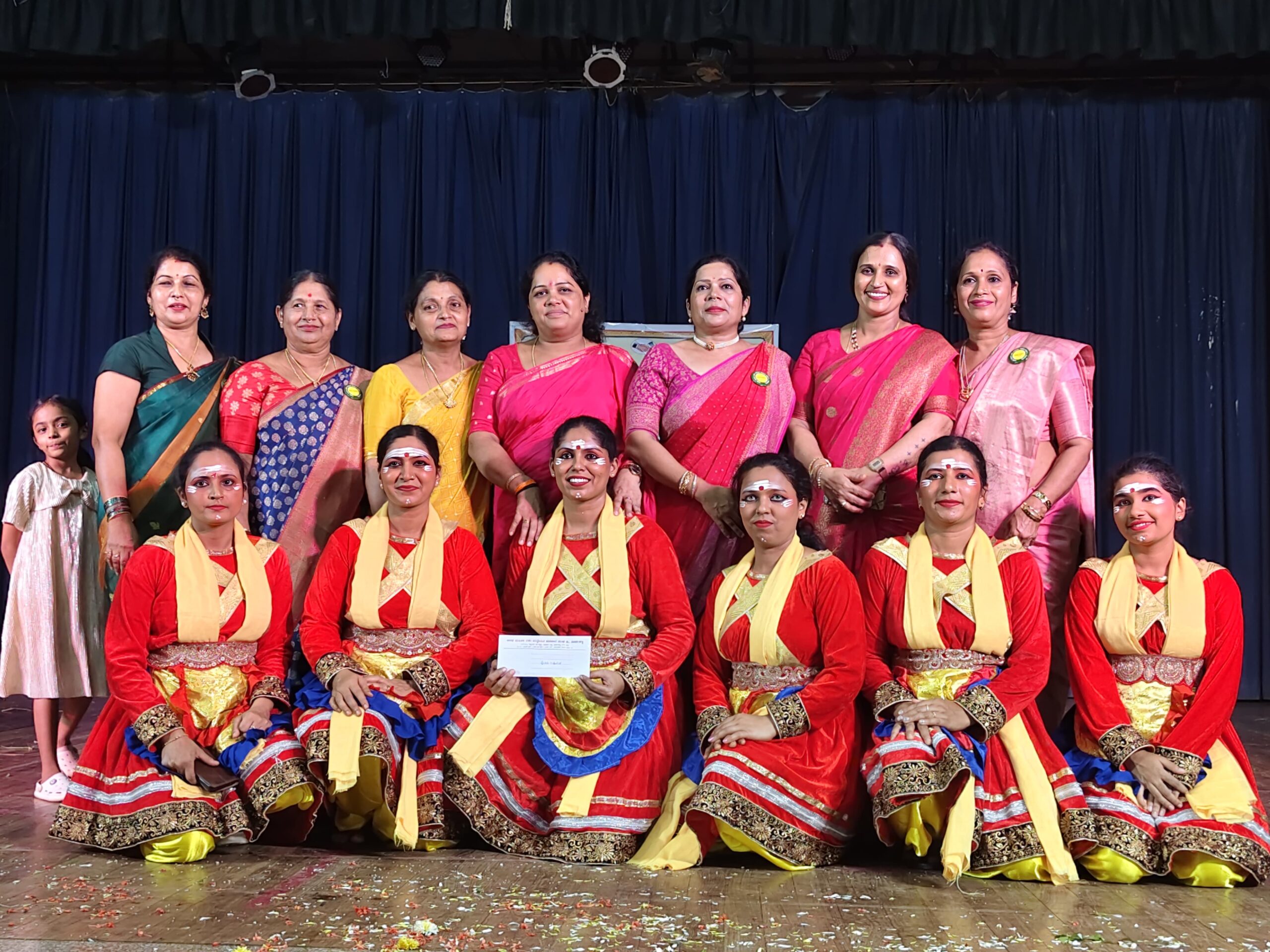 DANCE COMPETITION: ಅಂತರ್ ಜಿಲ್ಲಾ ಜನಪದ ನೃತ್ಯ ಸ್ಪರ್ಧೆಯಲ್ಲಿ ಹೊಸನಗರ ಒಕ್ಕಲಿಗ ಮಹಿಳಾ ತಂಡಕ್ಕೆ ತೃತೀಯ ಸ್ಥಾನ…